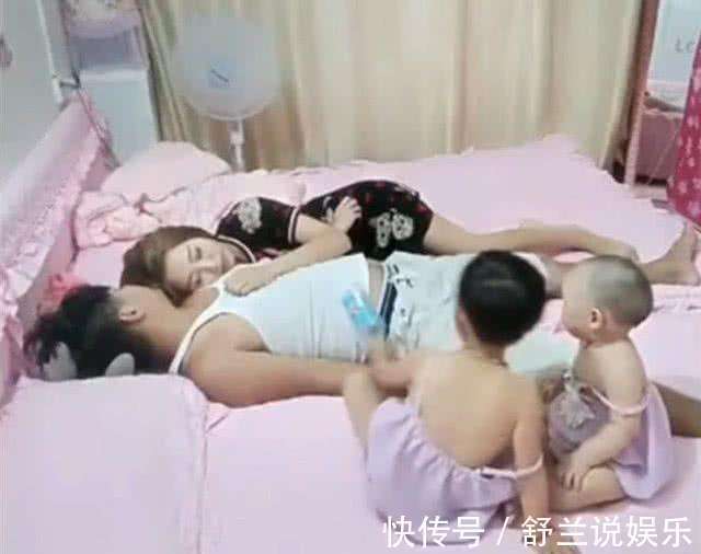 装睡|爸爸妈妈假装睡着,偷偷看孩子的反应,看到最后心都暖化了!