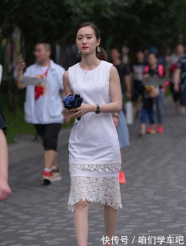 高端 白色圆领无袖连衣裙,搭配珍珠手链高贵无比,搭配红手表显得职场!