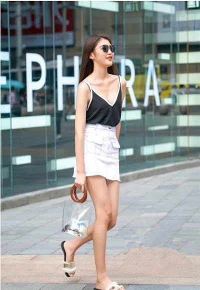 街拍:环肥燕瘦的小姐姐,身穿黑色连衣裙,时尚魅力风采