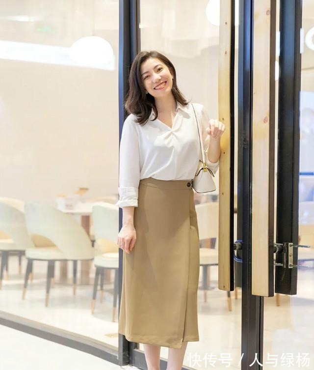 米色裙 今秋最洋气的穿法白衬衫+米色裙，显白显瘦飙气质，美进骨子里