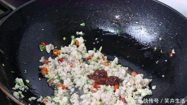 水淀粉|茄子超好吃做法，很多人吃过不会做，大厨教你，比红烧肉还香