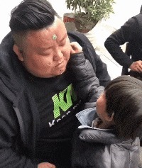 |搞笑GIF:走路玩手机后果很严重 原谅我不厚道的笑了