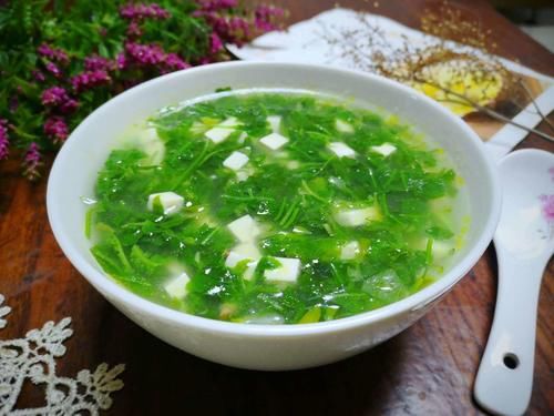 春季，遇见这野菜别错过，简单煮一煮，等于“补钙汤”，补钙长个头