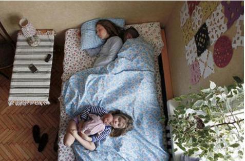 孩子|“佛系夫妻”睡姿火了,夫妻恩爱孩子随意睡,网友:孩子是意外