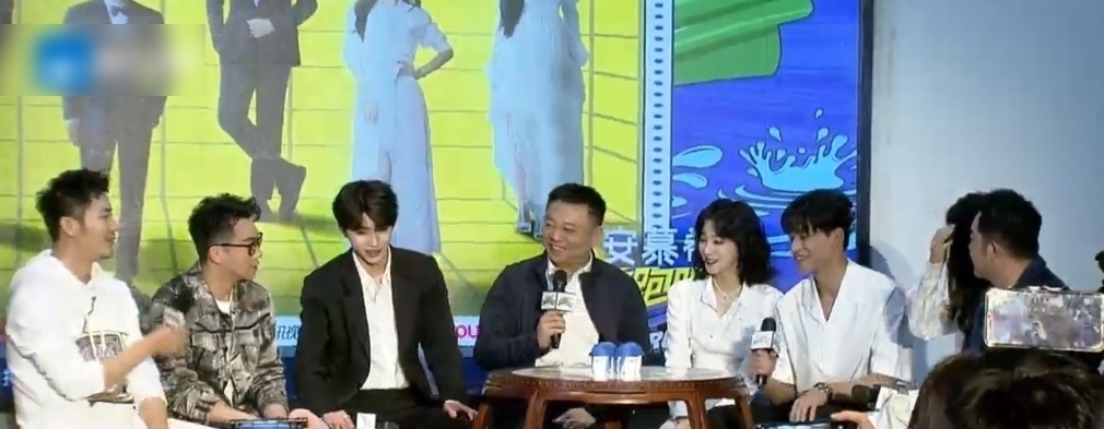 奔跑吧9发布会黄旭熙白衬衣有少年感，蔡徐坤的西装却如同霸总