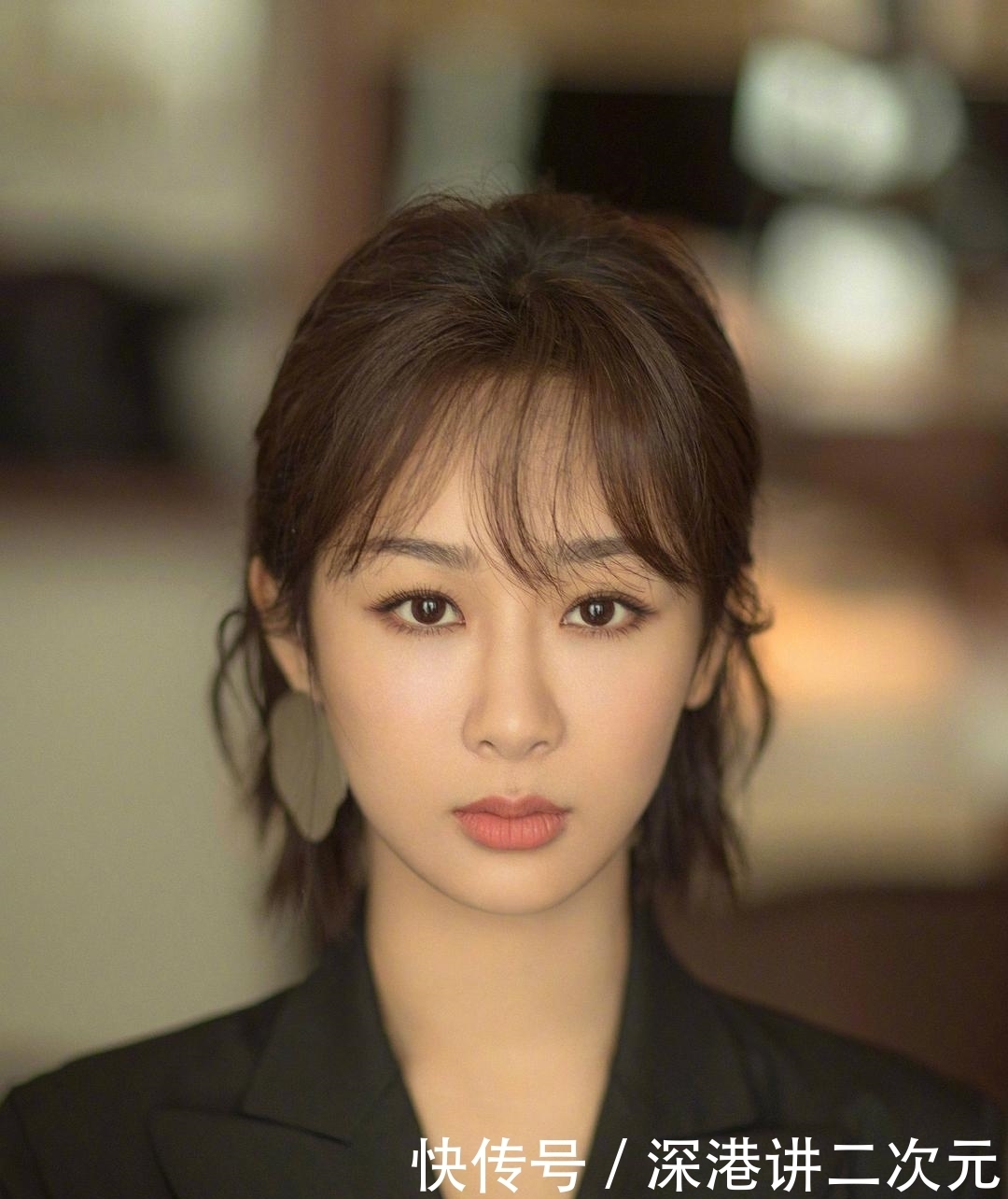 雨衣 《向往的生活》杨紫坐张艺兴拖拉机“副驾”,两人小动作不断超甜