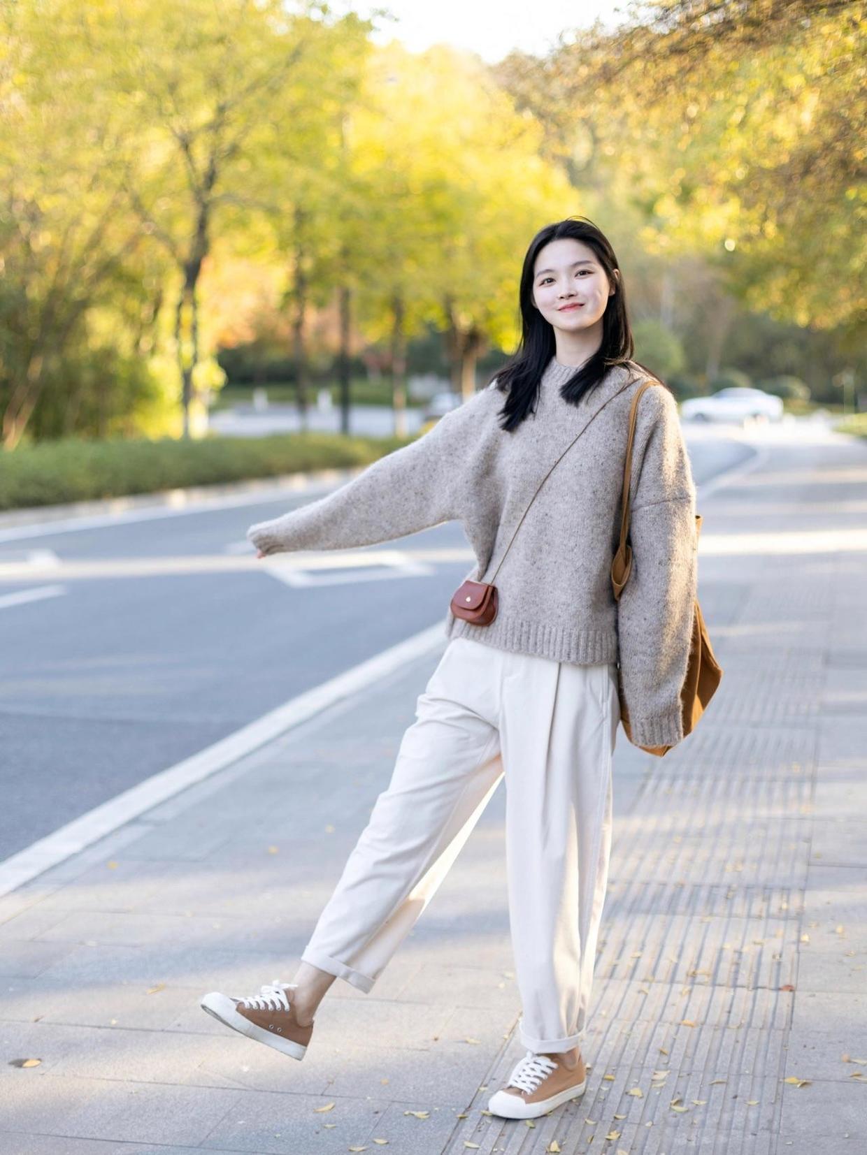 领口 优雅女人的天花板穿搭你get了吗?氛围感毛衣搭配,让你秀出优雅好气质