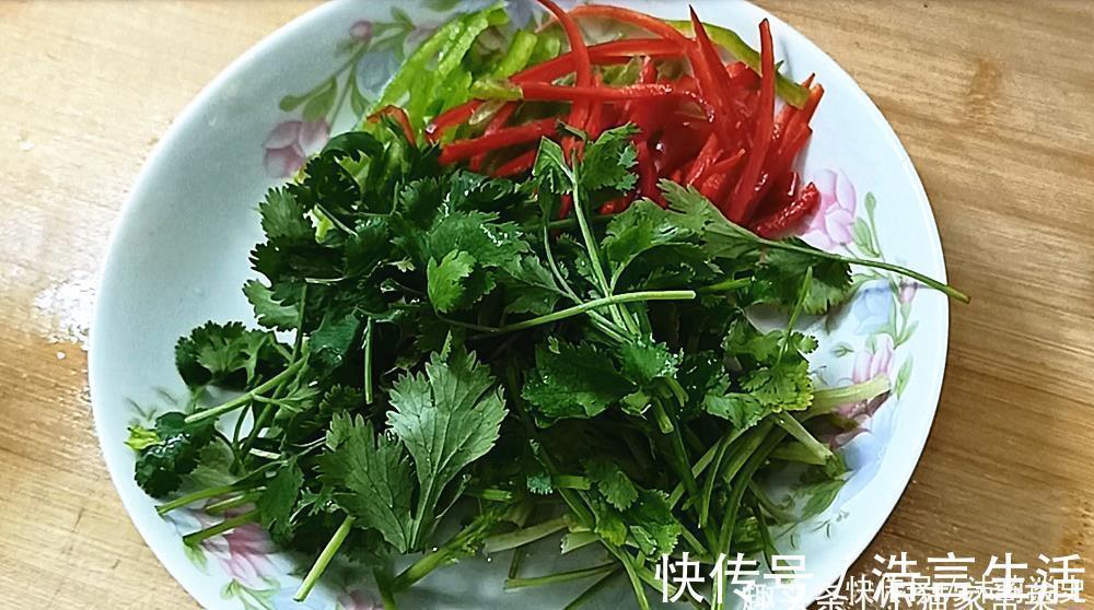 小米辣|教你一个凉拌洋葱的做法，制作简单，放点调料一拌，几分钟就吃
