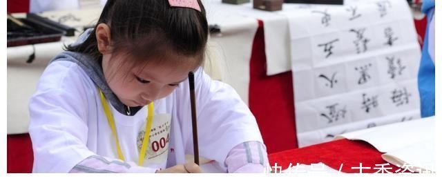 字体@高中生的“柚圆字体”走红网络,字迹清晰可爱,学生纷纷模仿起来