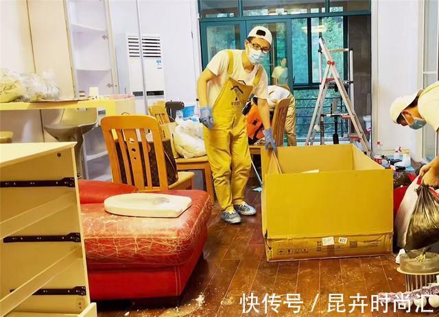 油污|杭州姑娘买下老房嫌太脏,请7名保洁师打扫清理,网友:太专业了
