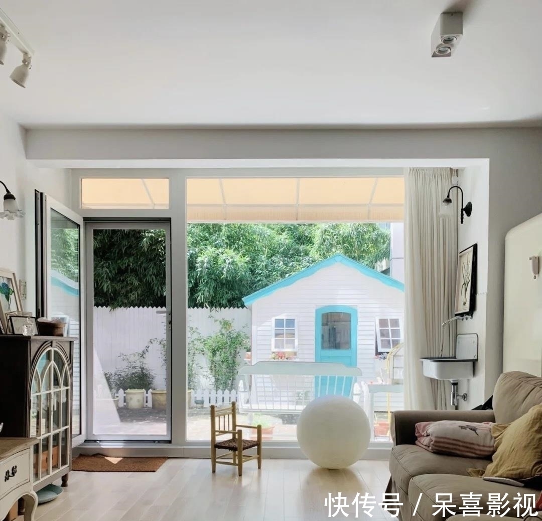 浴室柜|参观了这个家,才明白什么叫高雅,全屋大白墙,竞没有一丝的俗气