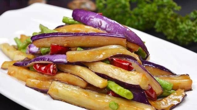 记住|红烧茄子的时候,不要直接把它放进锅里,记住1点,好吃又不油腻