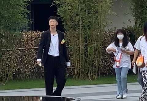 39岁贾玲再次胖出天际,脖子三层肉,长裙遮不住粗腿,担心她的健康