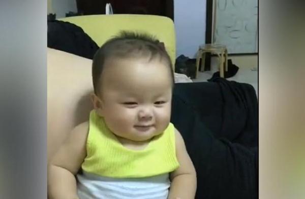 举动|宝宝不听话被妈妈训斥,宝宝挤眉弄眼的举动让妈妈笑翻了,好可爱