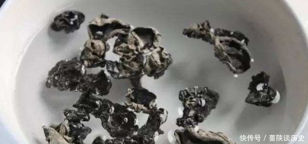 泡发木耳,用冷水还是热水?大厨说多加2样东西,泡得又快又干净