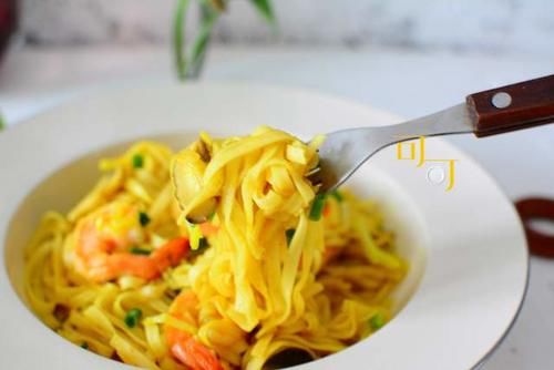 香味|天冷下雪了,让我给你炒一盘香味浓郁的大虾咖喱面吃吧