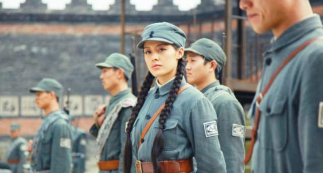 八路军|八路军两名女兵敬礼,22岁的团长立即判断是日军间谍,当场击毙