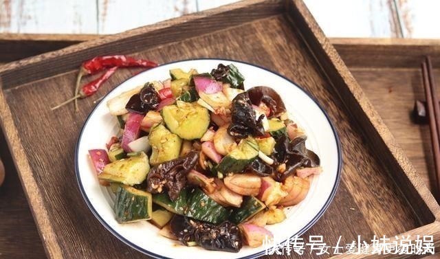 这菜一定不能隔夜吃，吃一次比吸烟的危害还大，不懂就吃大亏了！