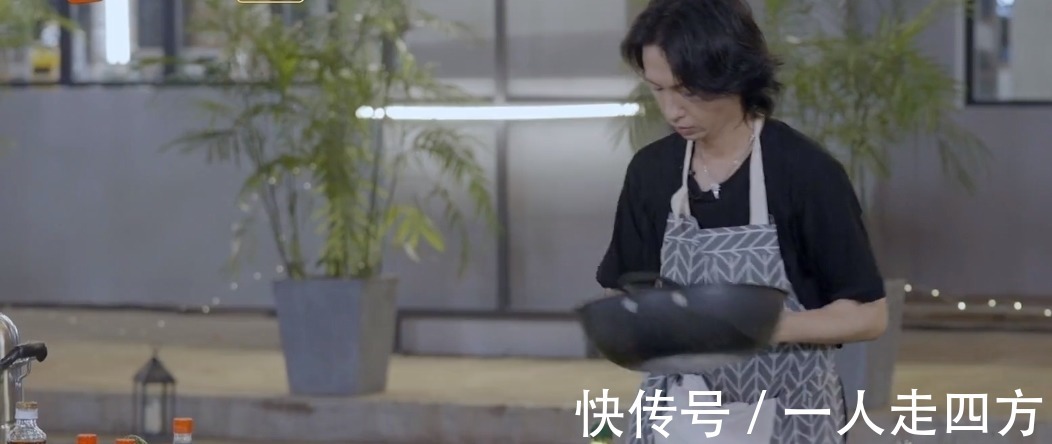 《哥哥》集体秀厨艺，张淇GAI一看就是高手，网友盼谢霆锋踢馆