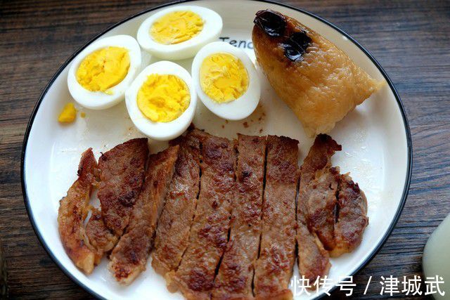 1家4口人，早餐准备了9种美食，妈妈忙活了40分钟，看看怎么样