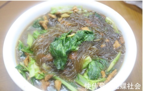 一家三口的午餐，4个菜，一碗米饭，满满的都是幸福幸福的味道！