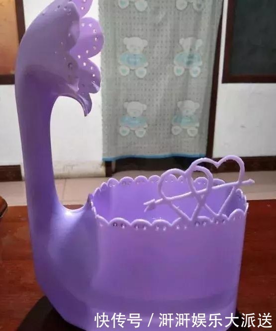 洗衣液|家中用完的“洗衣液桶”别丢了，剪上2刀，秒变养花神器，太美了