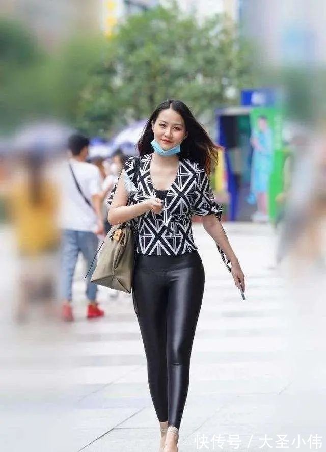 阔腿裤|美女街拍:红色休闲上衣搭配黑色链条短裤,热情似火的感觉,表现出气质