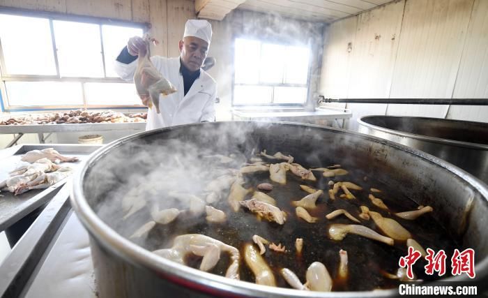 烧鸡|探访百年丝路美食“静宁烧鸡”：闻香千里外，味从鸡肉来