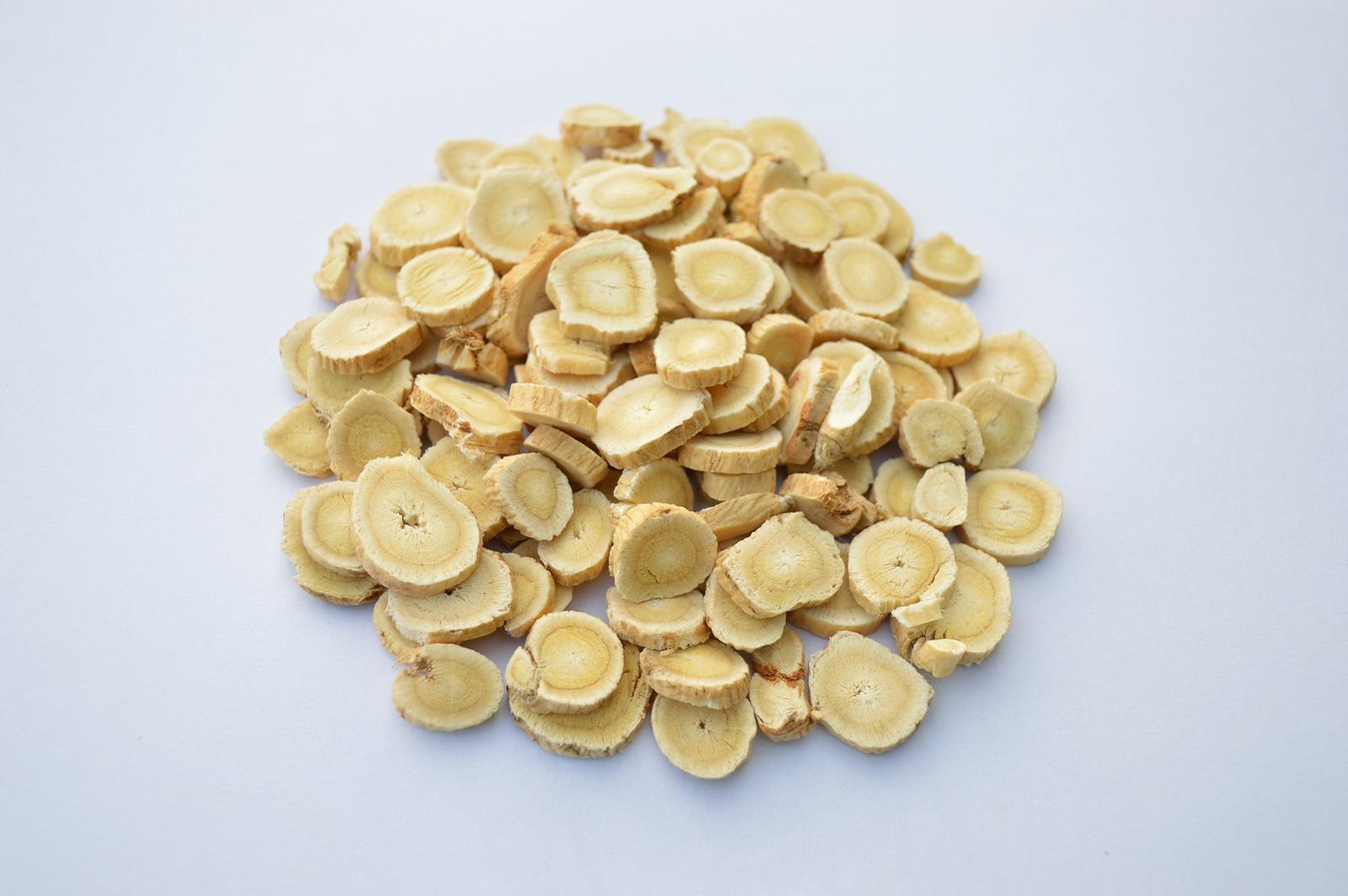 妙用|医圣张仲景黄芪与这两味中药一起泡水喝，主要有这3种养生妙用