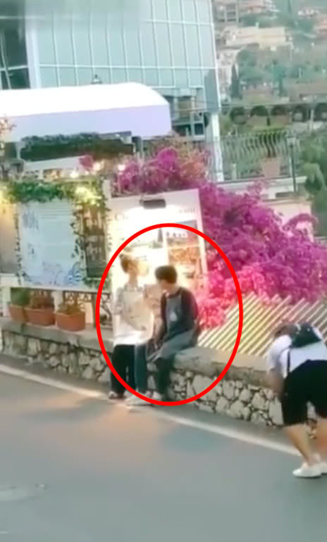 中餐厅|杨紫摸王俊凯脸被粉丝痛骂，当事人澄清正常互动不要过分解读！