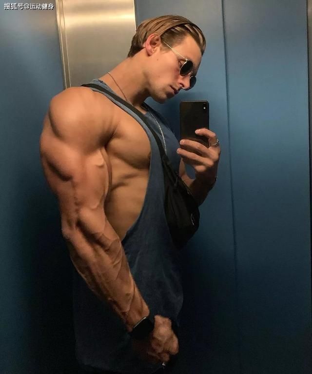 胸肌|臂围45cm，二头肌似小山包的猛汉奶爸，还自带肌肉抽筋绝活