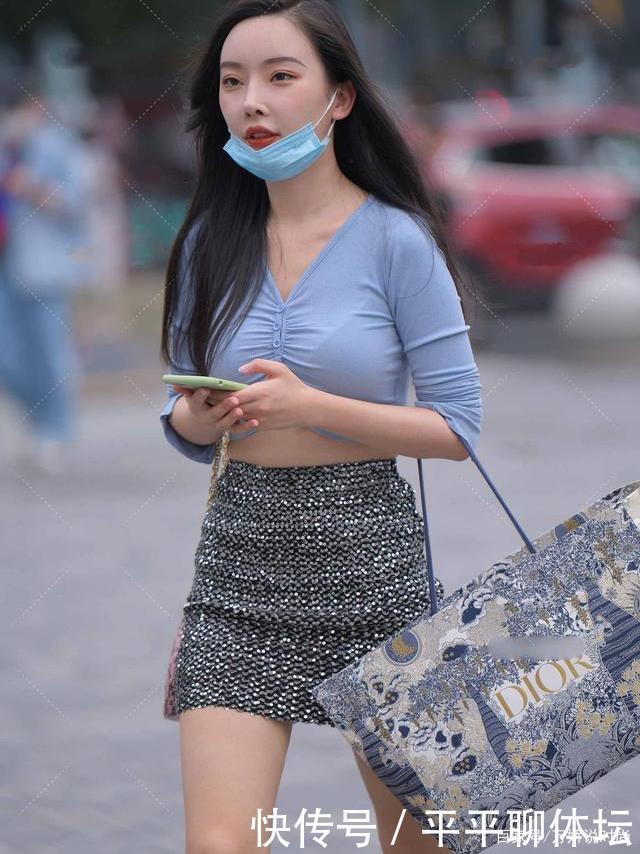 温和|天蓝针织衣温和大气,黑色亮片裙质感十足,如此搭配十分漂亮