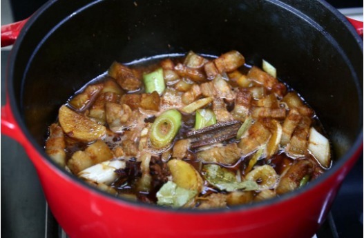 做红烧肉,教您一招,加上它,简简单单超好吃!