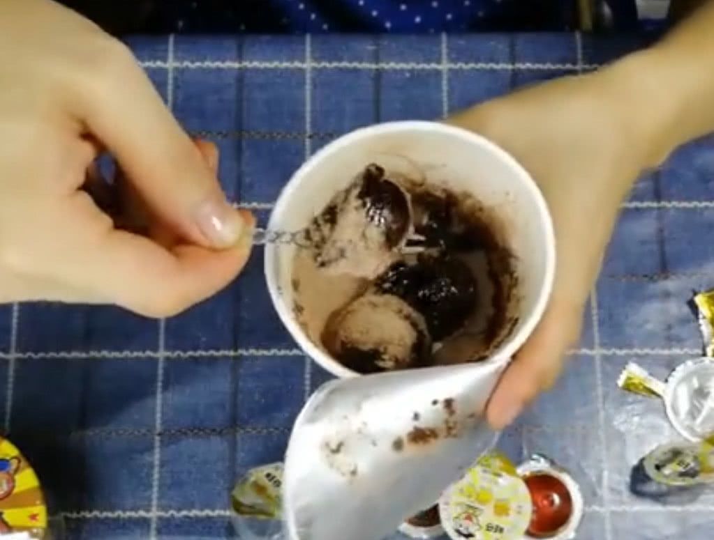 只能|小伙试吃怀旧零食“摇滚冻”,终于知道为什么一次只能摇一颗了