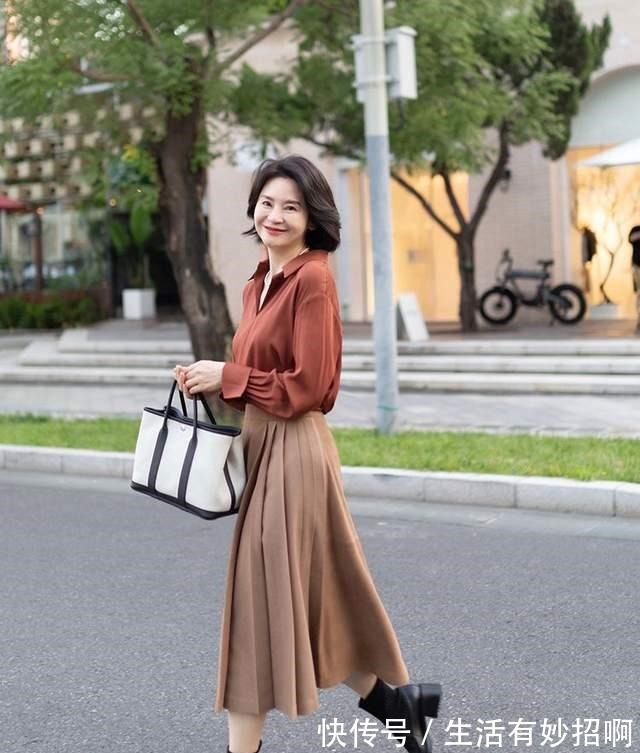 穿搭 这位中年妈妈真会穿,“4件外套”惊艳所有人!详细穿搭干货附上!
