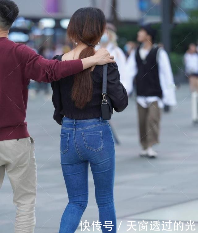 短衫|黑色木耳边短衫搭配蓝色牛仔裤,优雅端庄,又不失清新活泼