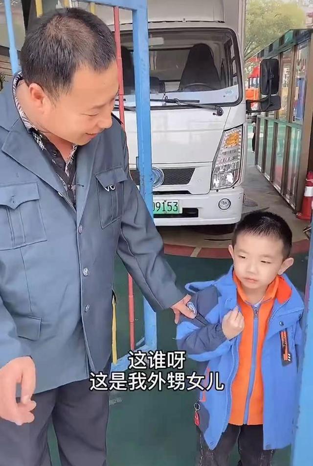 大爷|外甥女接小舅舅放学,被门卫大爷误认是妈妈,舅舅:这是我外甥女