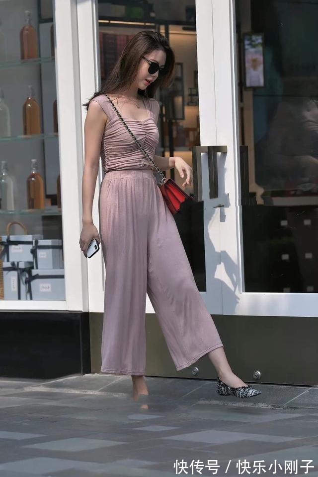 吊带 小姐姐身穿粉色吊带搭配粉色阔腿裤少女心满满,高级感十足