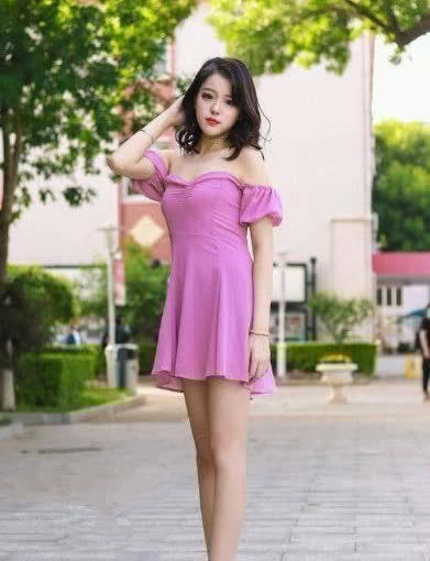 百褶裙|长发披肩的小姐姐,身穿白色短袖配浅蓝色百褶裙,时尚又显大气