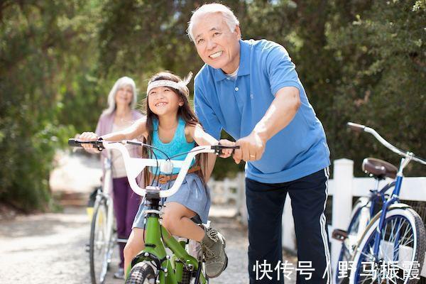 双胞胎|太爷爷遛娃神车火了，双胞胎玩嗨了，网友：再好的玩具车也比不上