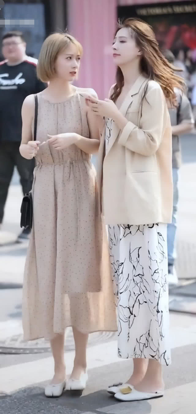肩膀|闺蜜街拍两人都穿仙女裙,右边因穿了件外套,输给了左边