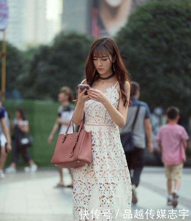 美女|街拍:兰质蕙心的美女,一件黑色上衣配打底裤,穿出时尚的魅力