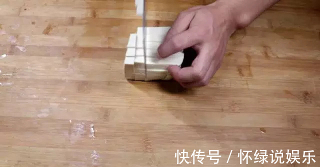 小孩|早餐做鸡蛋豆腐饼,小孩和老人都爱吃,上桌不到3分钟就抢完了!