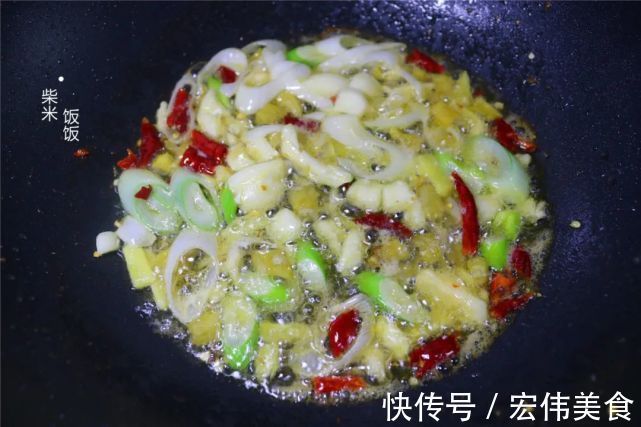 泡椒|我家吃鱼,最喜欢这懒人做法,三种食材一锅炖,出锅连汤也不剩