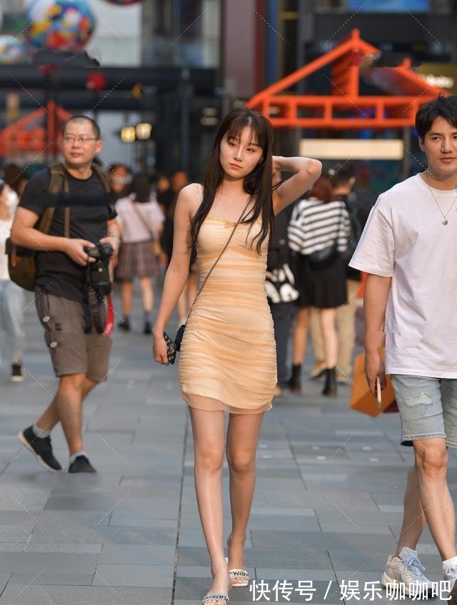 长裙 淡黄的长裙搭配超可爱小挎包,甜美可爱,精致梦幻!