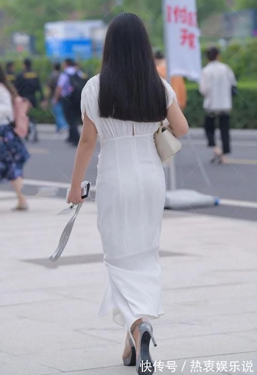 女性 白色连衣裙配厚底高跟鞋，减龄又撩人，这才是女性该有的气质