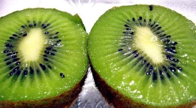 视力不断下降,多吃这4种食物,价格便宜还明目,看得越来越清楚