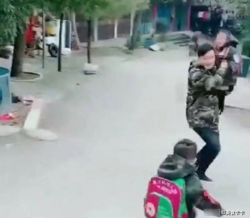 上学|“手忙脚乱奶爸”送3胞胎儿子上学走红,奶爸:一个头两个大