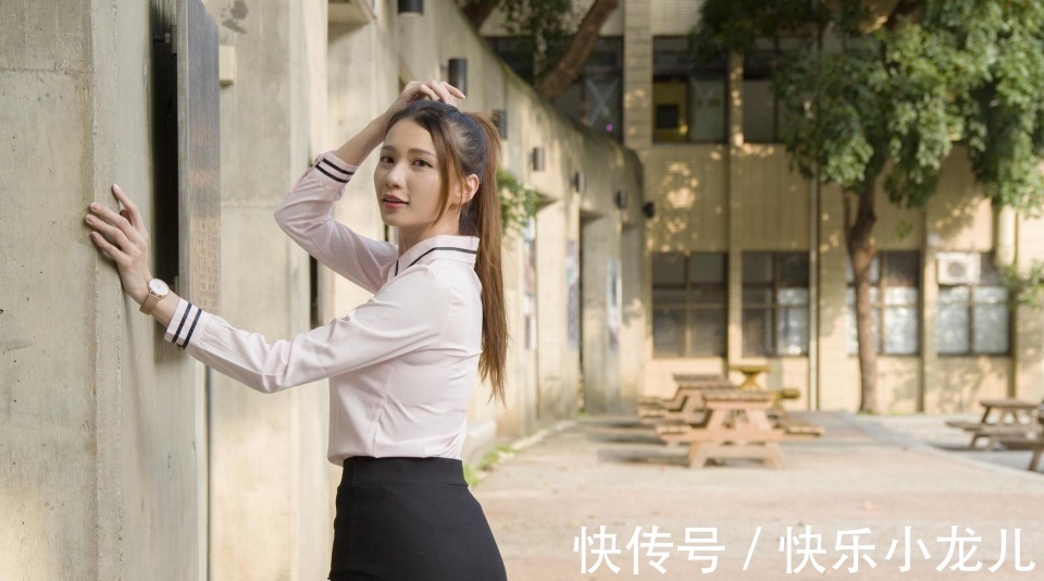 身穿白色|小姐姐身穿白色的衬衣，搭配黑色的包臀裙，很有时尚气质