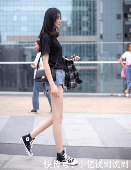  黑色|黑色短袖搭配蓝色牛仔裤，清爽自然，活泼可爱